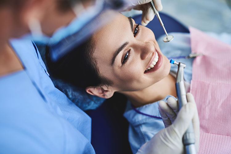 young-woman-with-crooked-teeth_0_o.jpg