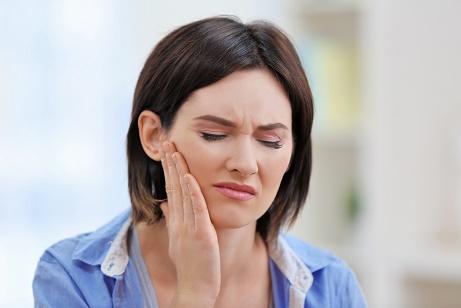 young-woman-with-crooked-teeth_0_o.jpg